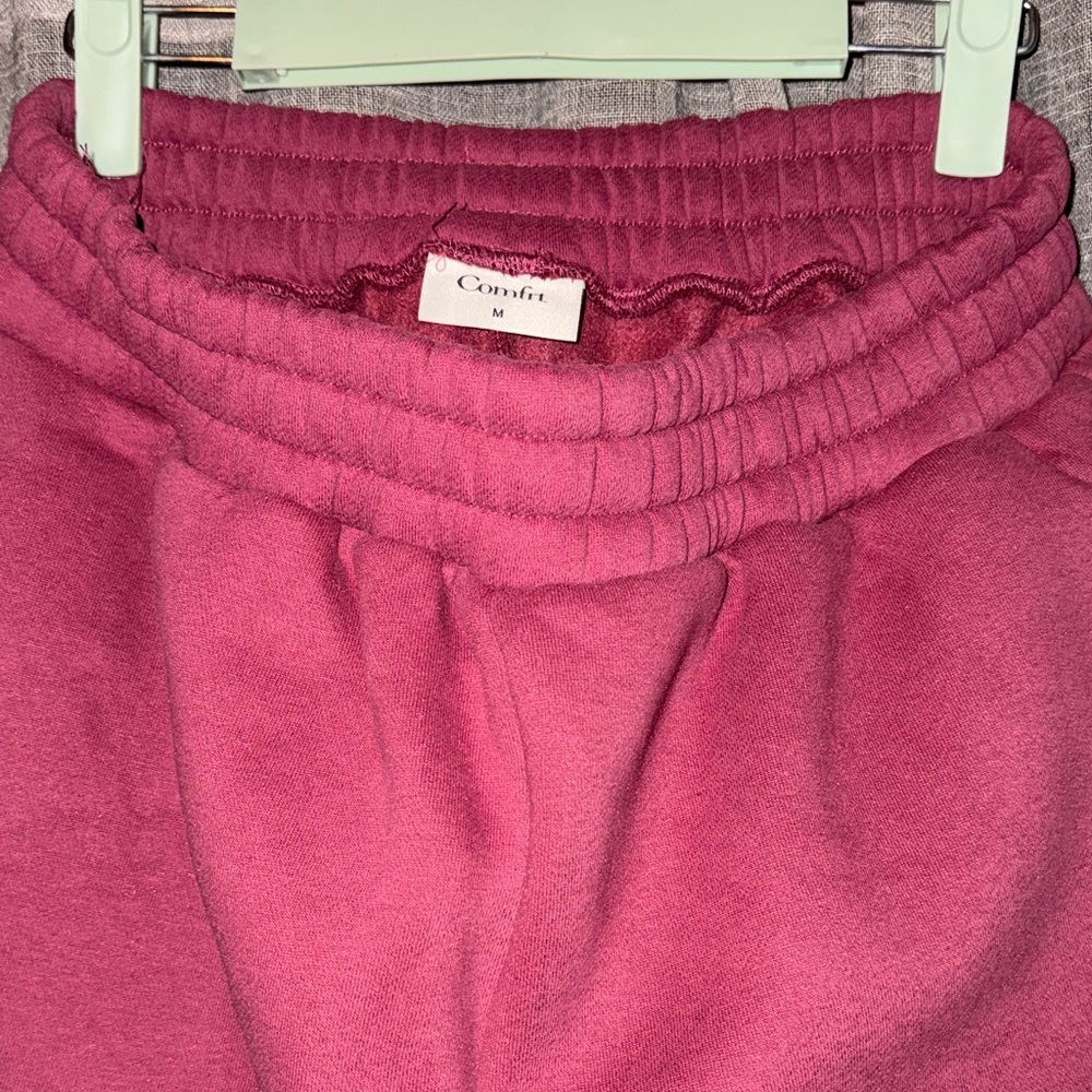 Travel Essentials Sweatpants Limited Edition Berry Size Medium *NEVER WORN* - Picture 6 of 6